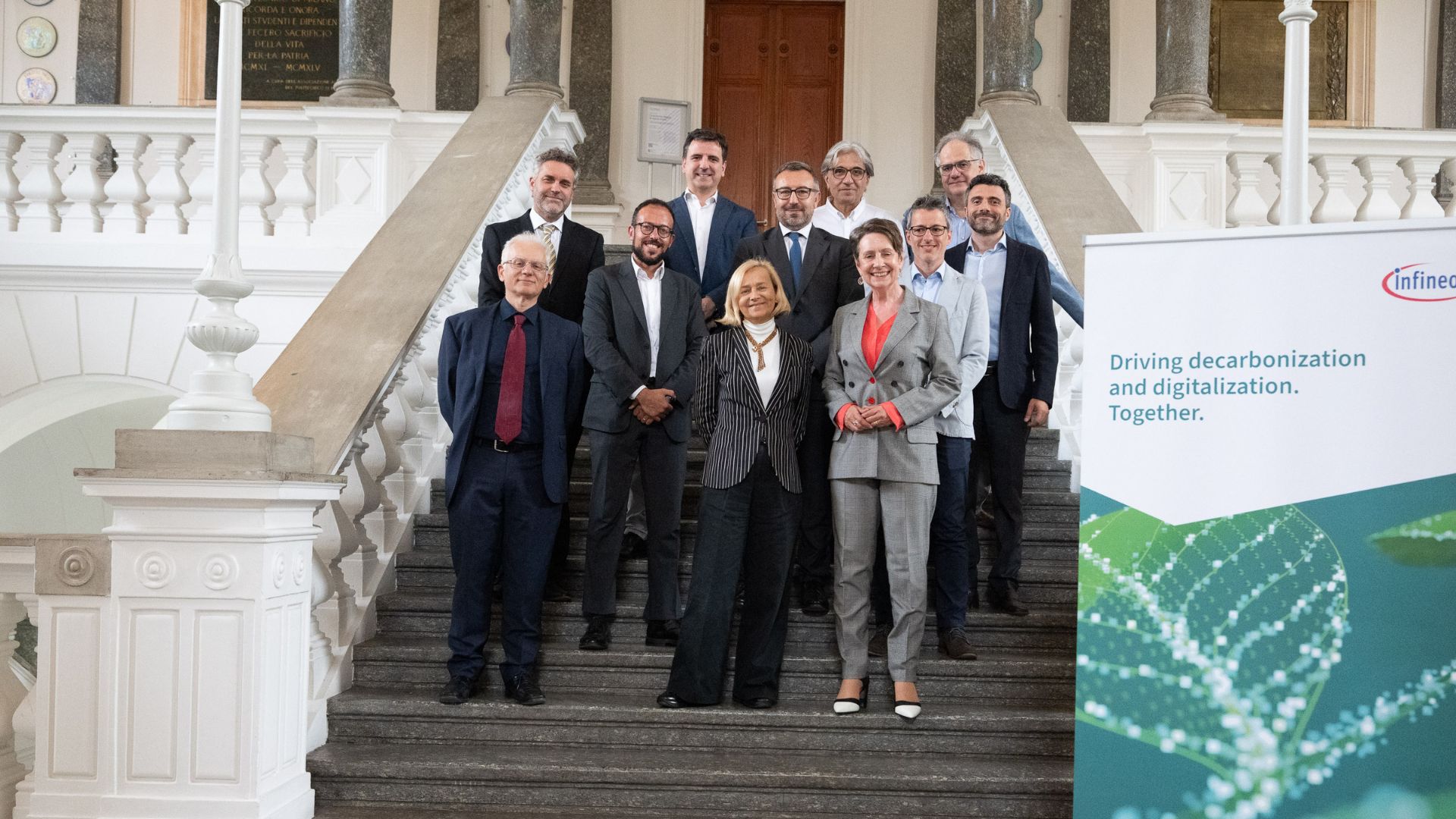 Foto di gruppo dei firmatari dell'accordo